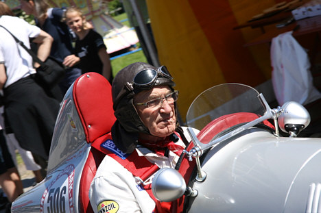 Harry Lund på vej ud på banen, i sin DKW Midget formelracer.